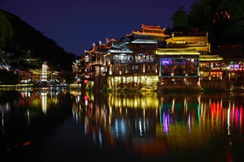 長沙出發(fā)到張家界天門山、玻璃棧道、鳳凰古城、鳳凰夜景往返二日游
