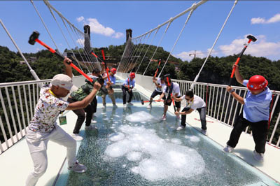 長(zhǎng)沙到張家界云天渡玻璃橋、張家界森林公園、天子山往返三日游
