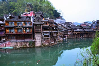  張家界國家森林公園、黃龍洞、鳳凰古城九景三晚四日游